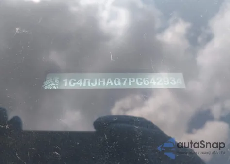 2023 Jeep Grand Cherokee Laredo 4X4 z USA, uszkodzony, nr VIN 1C4RJHAG7PC642934